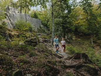 Auf dem Felsenweg vorbei am Bärenfelsen