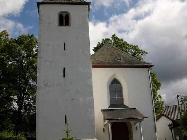 Kirche Hilgenroth mit romanischem Turm