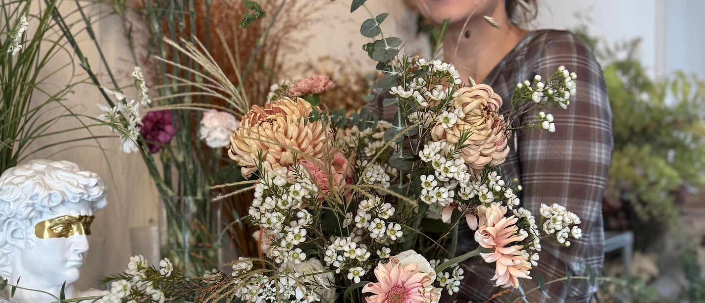 Anna Kochanow-Janssen mit Blüten-Bouquet