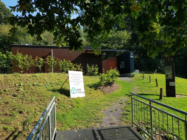 Zuweg zum Schutzbau der Ausgrabungsstätte