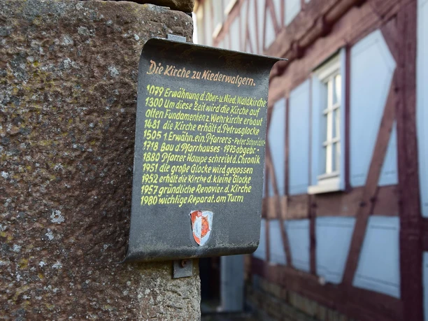Schild zur Wehrkirche Niederwalgern