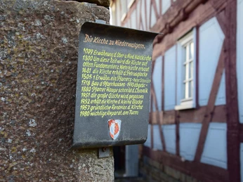 Schild zur Wehrkirche Niederwalgern