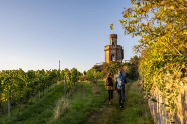 Wanderer mit Blick auf das Flaggentürmchen