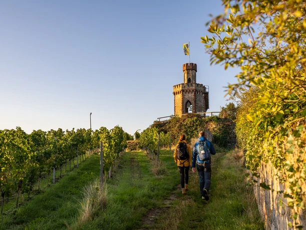 Wanderer mit Blick auf das Flaggentürmchen