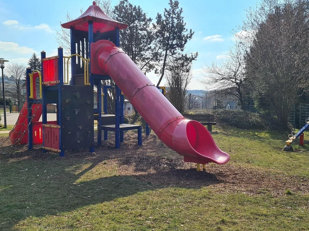 Klettergerüst mit Rutsche