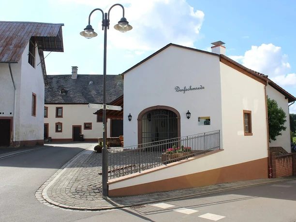 Dorfschmiede mit Markieung Eifelsteig