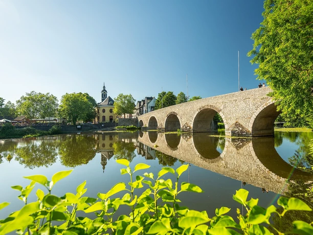 Alte Lahnbrücke mit Blick auf Hospitalkirche Alte Lahnbrücke mit Blick auf Hospitalkirche