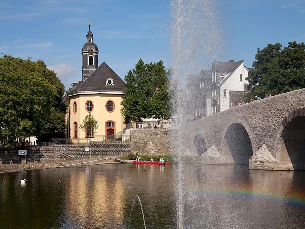 Hospitalkirche mit Wasserorgel und Kanufahrer
