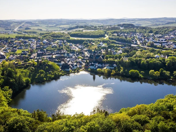 Blick von oben auf das Ulmener Maar