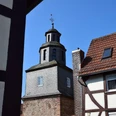 Alte Kirche Niederweimar umgeben von Fachwerk