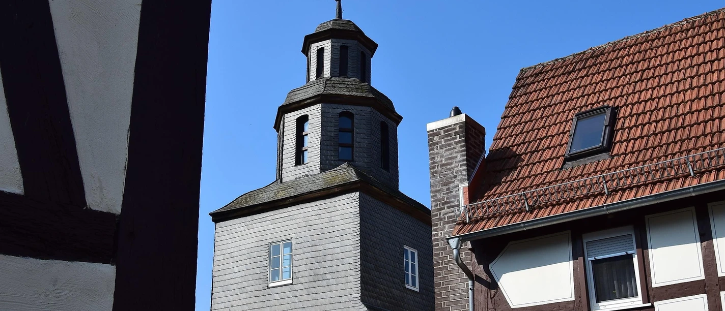 Alte Kirche Niederweimar umgeben von Fachwerk