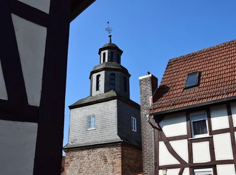 Alte Kirche Niederweimar umgeben von Fachwerk