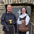Nixnuzia und Heribert im Kloster