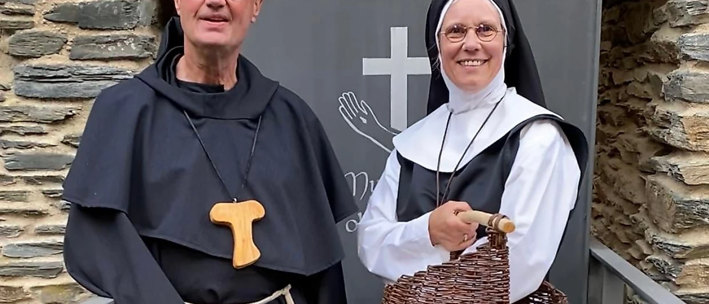 Nixnuzia und Heribert im Kloster
