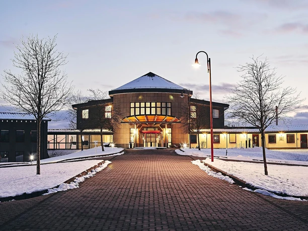 Verwaltungsgebäude im Winter