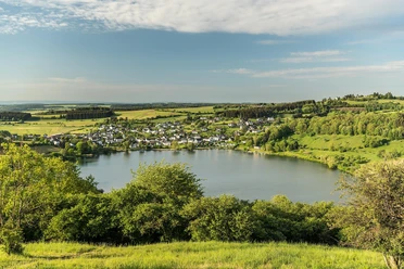 Blick vom Maarkreuz aufs Schalkenmehrener Maar