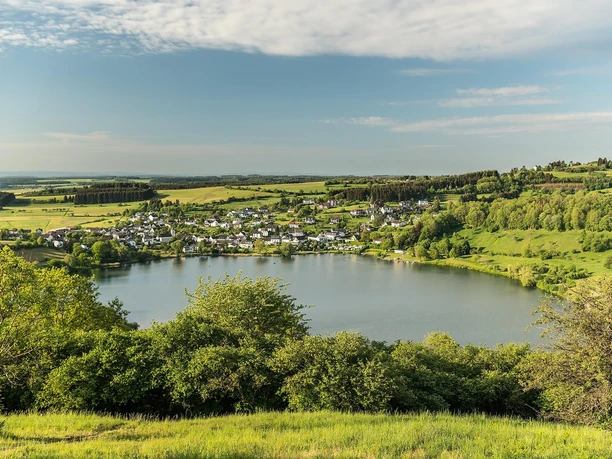 Blick vom Maarkreuz aufs Schalkenmehrener Maar