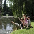 Familie am Teich im Schlossgarten