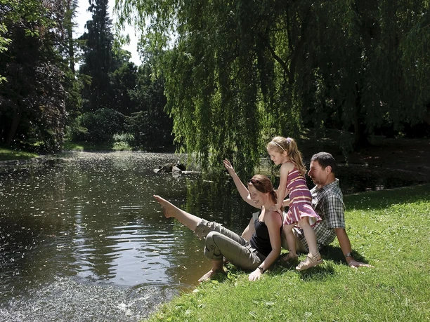 Familie am Teich im Schlossgarten