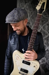 Gitarrist und Sänger Henrik Freischlader.