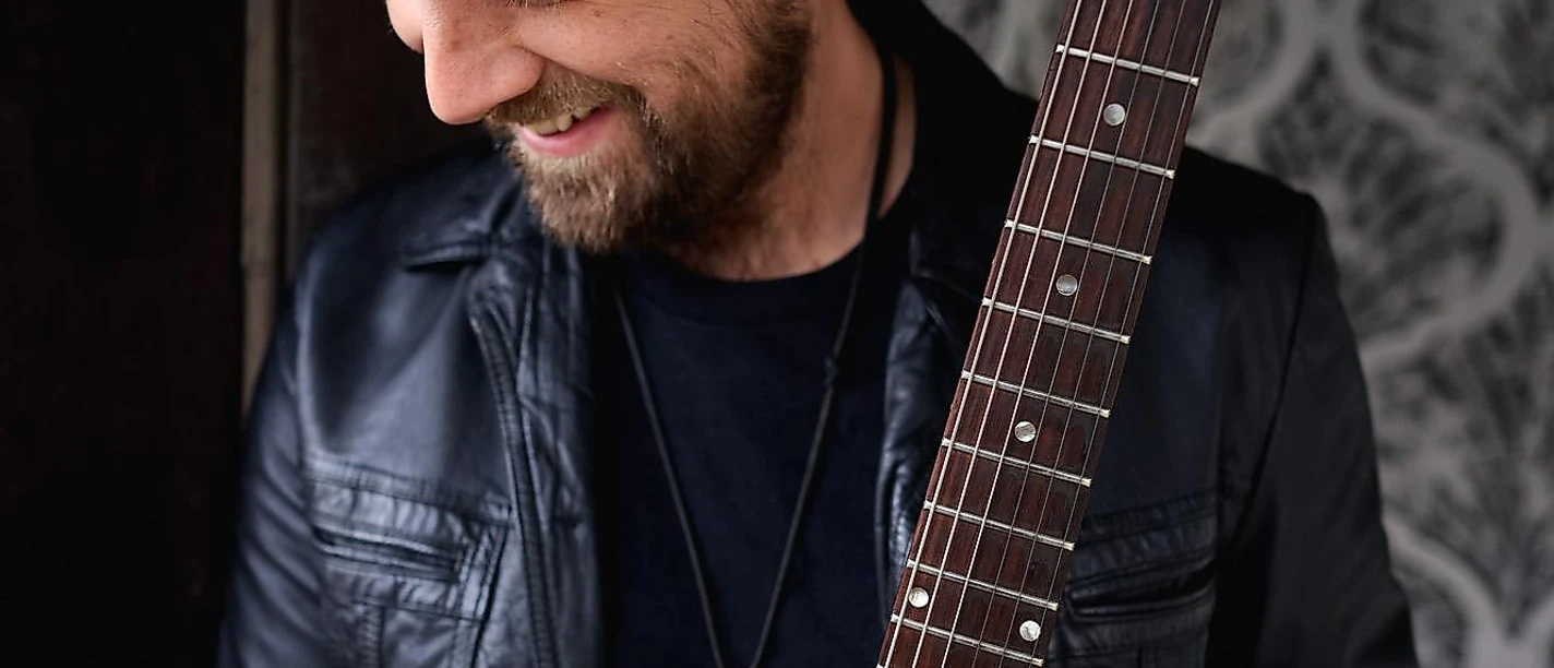 Gitarrist und Sänger Henrik Freischlader.