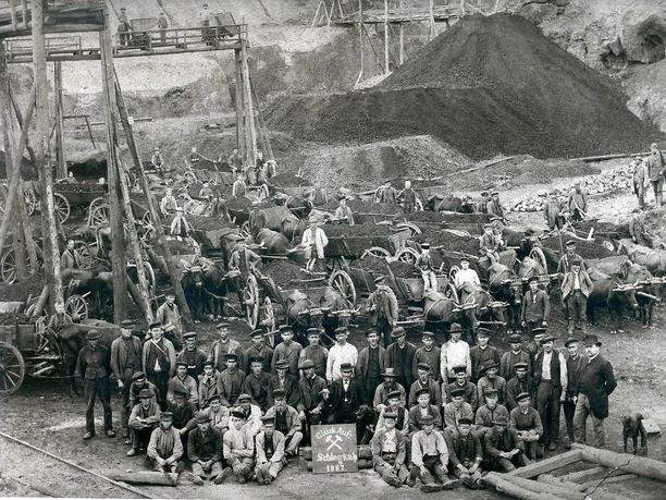 Die Belegschaft der Grube Schlagkatz in Jahre 1887