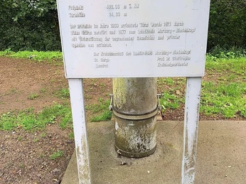 Schild zum Rimbergturm in Lahntal