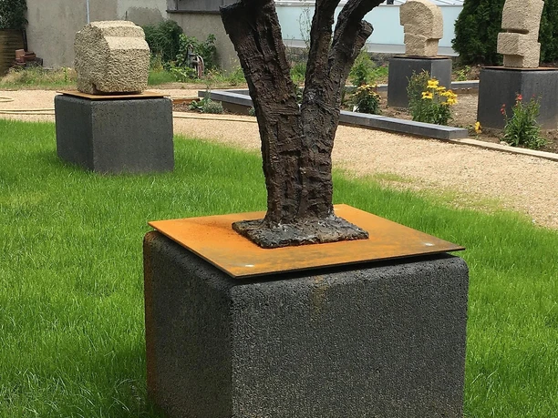 Skulptur im Garten der Kunststiftung
