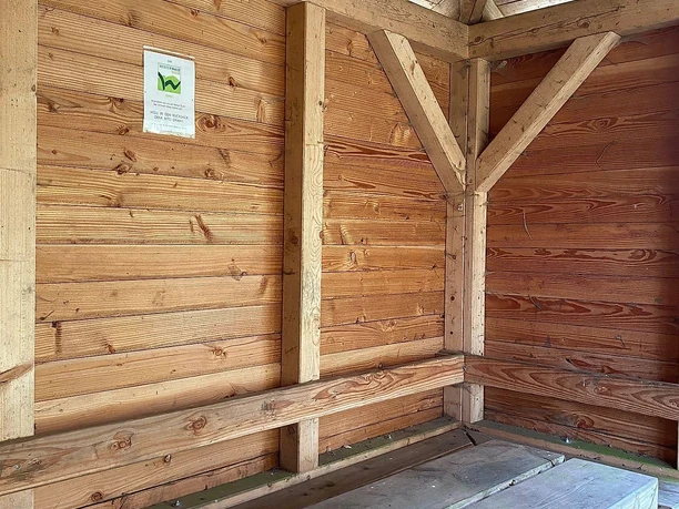 Inneansicht Schutzhütte am WesterwaldSteig Etappe