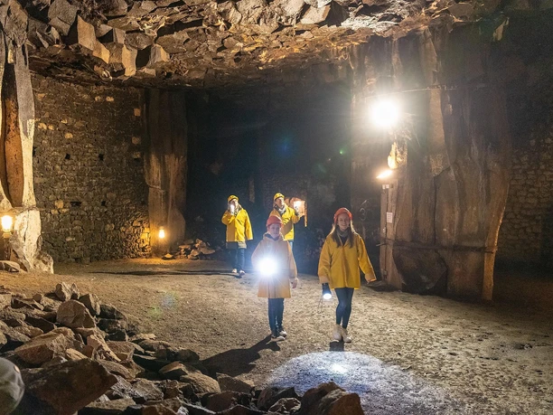 Mit Taschenlampe unterwegs im Lavakeller Mendig
