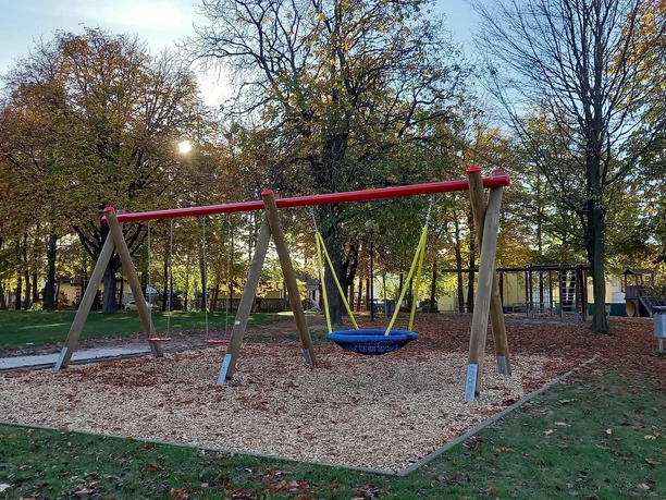 Schaukel mit Sandkasten am Biergarten