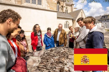Stadtführungsgruppe am Stadtmodell am Dom