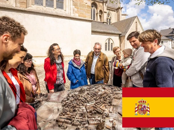 Stadtführungsgruppe am Stadtmodell am Dom