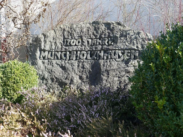 Stein zum Dorfjubiläum in Münchholzhausen