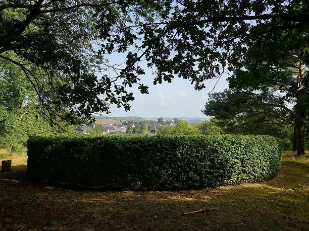 Labyrinth von außen und Blick auf Ditscheid Labyrinth von außen und Blick auf Ditscheid