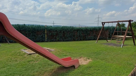 Rutsche und Schaukel