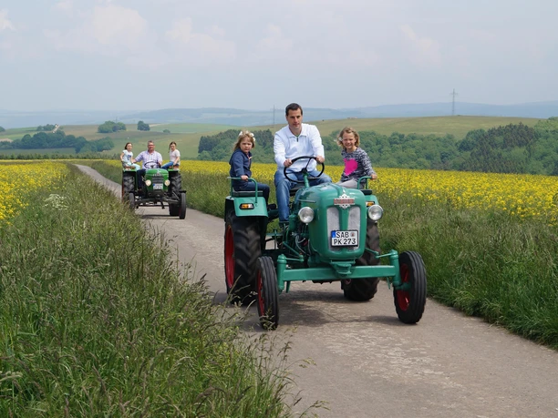 Mit dem Oldtimer-Traktor unterwegs