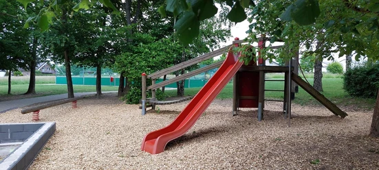 Rutschbahn rot