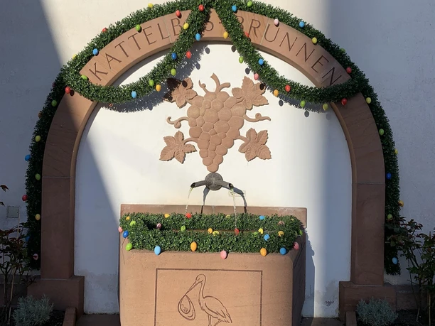 Kattelbasbrunnen mit Osterschmuck
