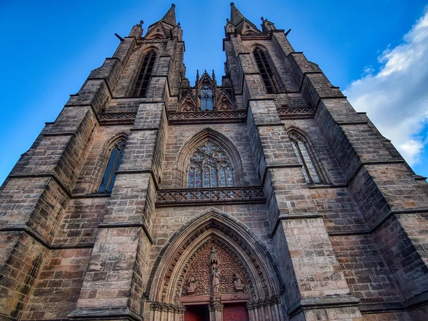 Türme und Eingang der Elisabethkirche Marburg