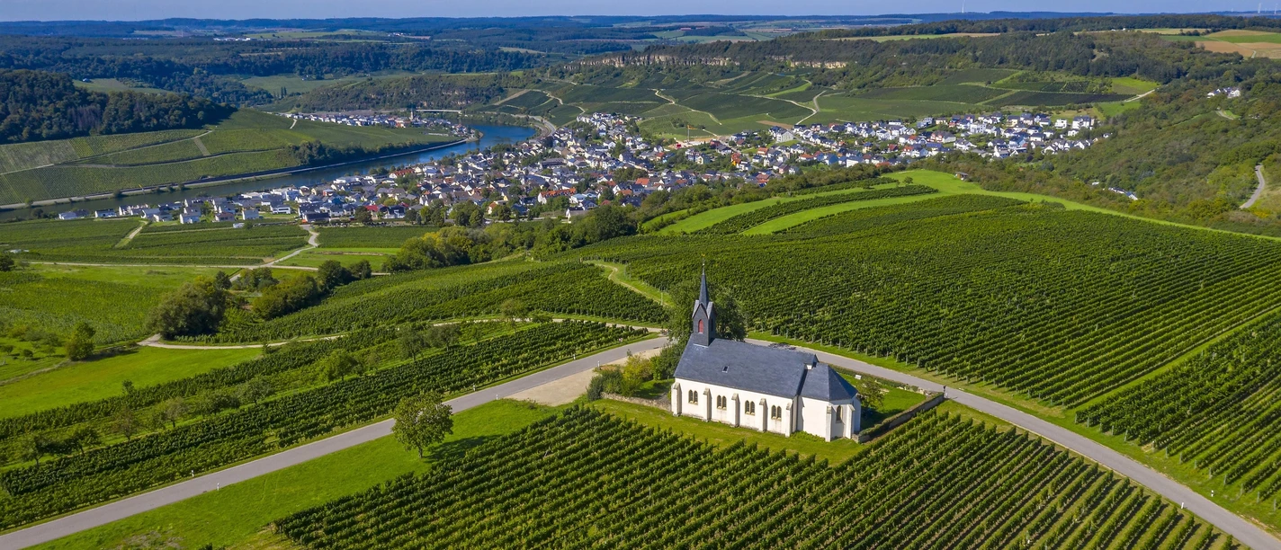 Rochuskapelle und Blick auf Nittel