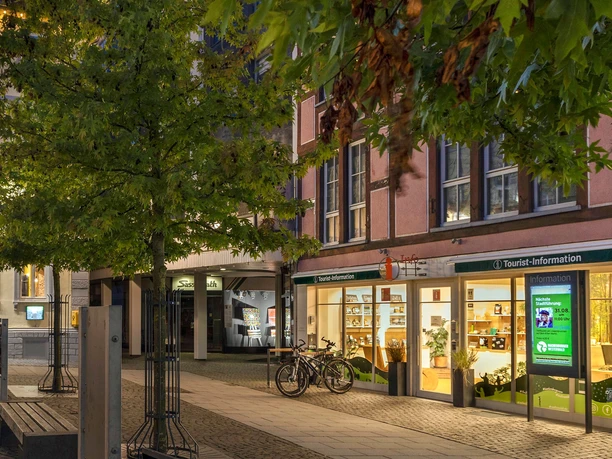 Aussenansicht Tourist Information am Abend