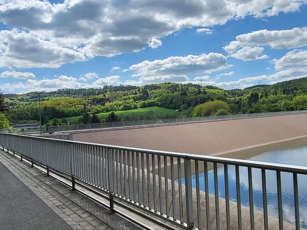 Der große Damm staut das Wasser des Ulmbachs