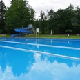 Schwimmbecken mit Rutsche
