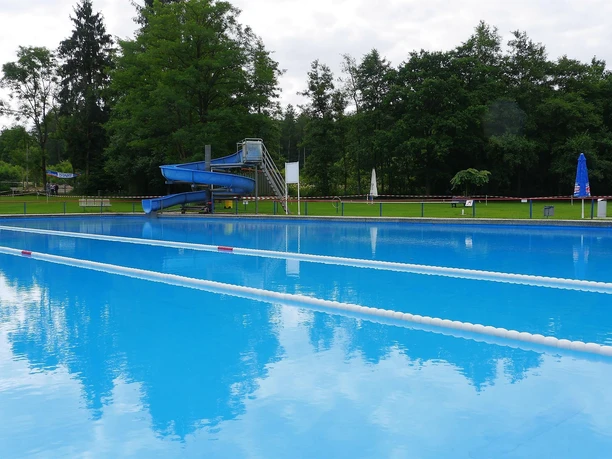 Schwimmbecken mit Rutsche