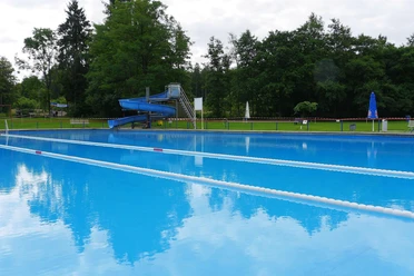 Schwimmbecken mit Rutsche