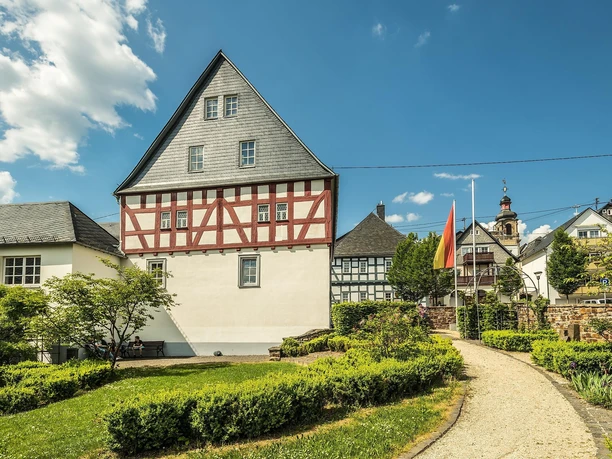 Lesegarten mit Blick zum Vogtshof