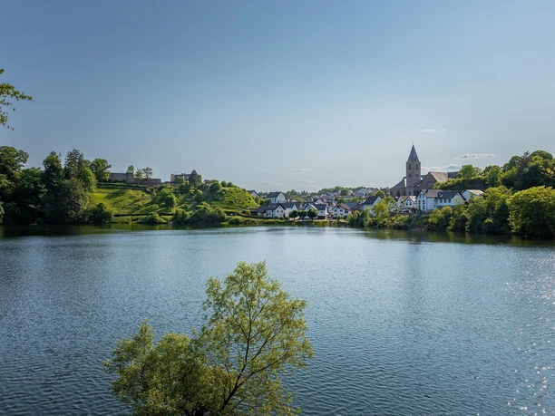 Ulmener Maar im Sommer