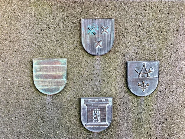 Stadtwappen auf dem Sockel