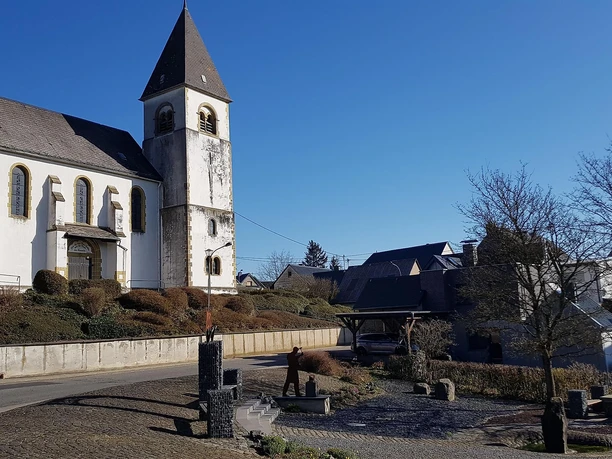 Pfarrkirche und Dorfplatz in Kirchwald